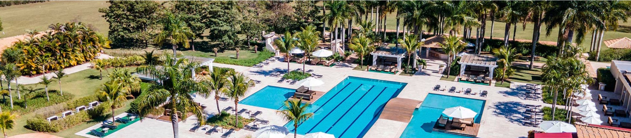 Vista aérea das piscinas e áreas de convivência